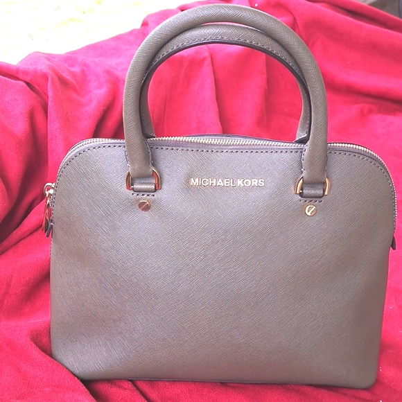 Michael Kors Olive Green Leather Shoulder/ Crossbody Bag Excellent Used Cond. - Picture 2 of 15